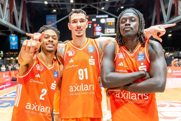 Chemnitz, Deutschland 28. März 2026: 1.BBL 2025 2026 Niners Chemnitz gegen EWE Baskets Oldenburg Im Bild: Nike Sibande (99), Yordan Minchev (99) und Aher Uguak (99) Copyright: xFotostandx xNachtigallx