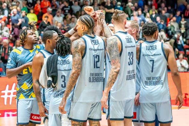 Chemnitz, Deutschland 28. März 2026: 1.BBL 2025 2026 Niners Chemnitz gegen EWE Baskets Oldenburg Im Bild: Die Spieler von Oldenburg bilden einen Mannschaftskreis zum Schulterschluss nach der Niederlage Copyright: xFotostandx xNachtigallx