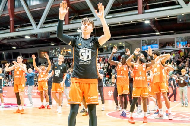 Chemnitz, Deutschland 28. März 2026: 1.BBL 2025 2026 Niners Chemnitz gegen EWE Baskets Oldenburg Im Bild: Luca Kellig (99) mit seinen Mannschaftskollegen bei den Fans am Fanblock Copyright: xFotostandx xNachtigallx