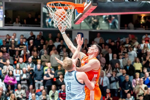 Chemnitz, Deutschland 28. März 2026: 1.BBL 2025 2026 Niners Chemnitz gegen EWE Baskets Oldenburg Im Bild: v. li. im Zweikampf Seth Hinrichs (EWE) und Yordan Minchev (99) Copyright: xFotostandx xNachtigallx