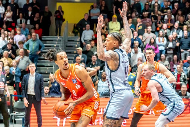 Chemnitz, Deutschland 28. März 2026: 1.BBL 2025 2026 Niners Chemnitz gegen EWE Baskets Oldenburg Im Bild: v. li. im Zweikampf Kevin Yebo (99) und Michale Kyser (EWE) Copyright: xFotostandx xNachtigallx