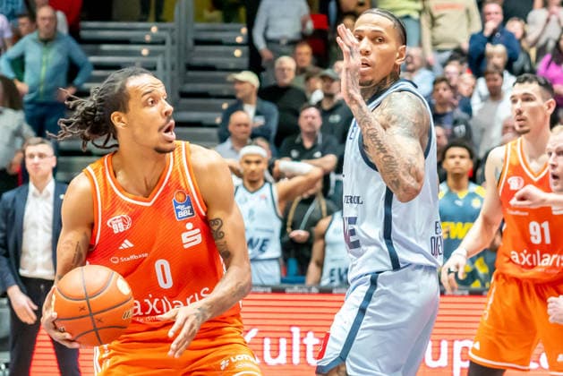 Chemnitz, Deutschland 28. März 2026: 1.BBL 2025 2026 Niners Chemnitz gegen EWE Baskets Oldenburg Im Bild: v. li. im Zweikampf Kevin Yebo (99) und Seth Hinrichs (EWE) Copyright: xFotostandx xNachtigallx