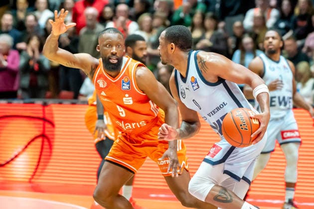 Chemnitz, Deutschland 28. März 2026: 1.BBL 2025 2026 Niners Chemnitz gegen EWE Baskets Oldenburg Im Bild: v. li. im Zweikampf John Newman III (99) und Kyle Lofton (EWE) Copyright: xFotostandx xNachtigallx