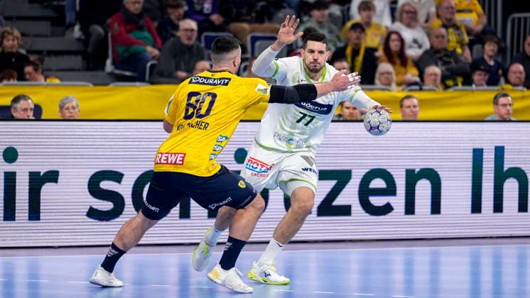 v.li.: Jannik Kohlbacher (RNL, 80), Stefan Cavor (HSG, 77), Zweikampf, Spielszene, Duell, duel, tackle, tackling, Dynamik, Action, Aktion, 28.03.2026, Mannheim (Deutschland), Handball, Bundesliga, Rhein-Neckar Löwen - HSG Wetzlar