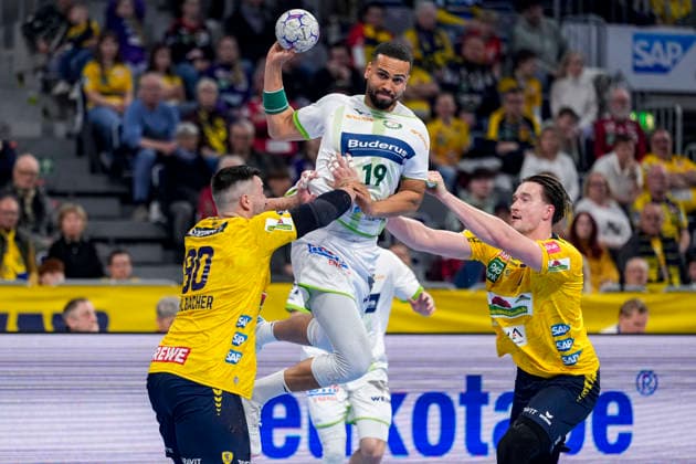 v.li.: Jannik Kohlbacher (RNL, 80), Philipp Ahouansou (HSG, 19), Robert Timmermeister (RNL, 7), Zweikampf, Spielszene, Duell, duel, tackle, tackling, Dynamik, Action, Aktion, 28.03.2026, Mannheim (Deutschland), Handball, Bundesliga, Rhein-Neckar Löwen - HSG Wetzlar
