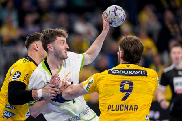 v.li.: Sebastian Heymann (RNL, 13), Niklas Theiß (Theiss, HSG, 9), Steven Plucnar Jacobsen (RNL, 9), Zweikampf, Spielszene, Duell, duel, tackle, tackling, Dynamik, Action, Aktion, 28.03.2026, Mannheim (Deutschland), Handball, Bundesliga, Rhein-Neckar Löwen - HSG Wetzlar