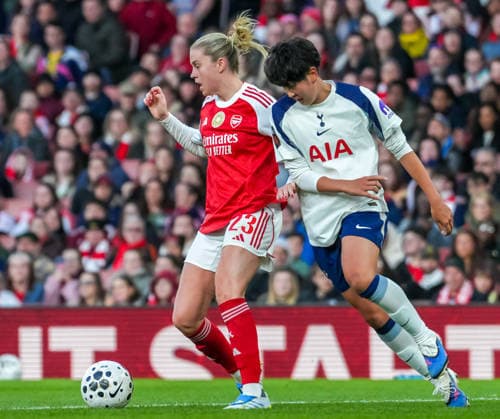 Arsenal Women v Tottenham Hotspur Women Barclays Women s Super League Alessia Russo of Arsenal Women battles for the ball with Maika Hamano of Tottenham Hotspur Women during the Barclays Women s Super League match at the Emirates Stadium, London 28 03 2026 UK Newspapers OUT Copyright: xNickxEmmersonx FIL-23194-0066