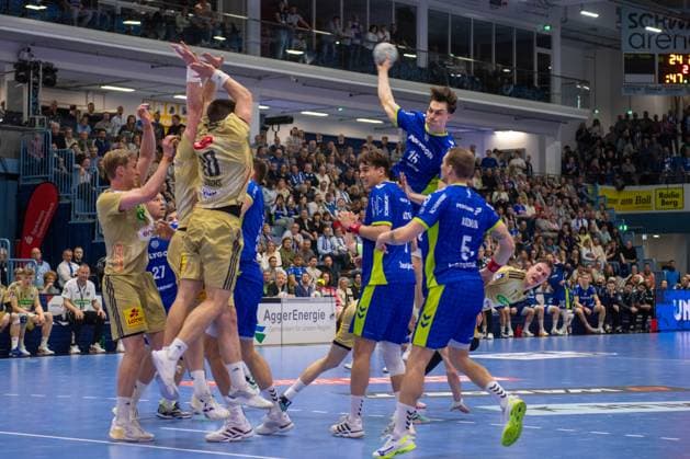 Miro Schluroff, Rueckraum, (VfL Gummersbach 15), Julian Koester, Rueckraum, (VfL Gummersbach 7), Tilen Kodrin, Aussen, (VfL Gummersbach 5), VfL Gummersbach vs. TSV Hannover-Burgdorf, Daikin Handball Bundesliga, Herren , 26. Spieltag, 28.03.2026 Gummersbach NRW Deutschland