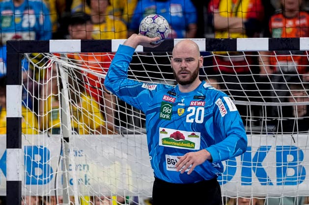 Mike Jensen (Torwart, RNL, 20), am Ball, Einzelbild, Einzelfoto, Aktion, Action, 28.03.2026, Mannheim (Deutschland), Handball, Bundesliga, Rhein-Neckar Löwen - HSG Wetzlar