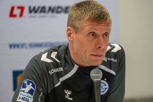 GuÃ°jon Valur SigurÃ°sson in der PK, Cheftrainer, (VfL Gummersbach), VfL Gummersbach vs. TSV Hannover-Burgdorf, Daikin Handball Bundesliga, Herren , 26. Spieltag, 28.03.2026 Gummersbach NRW Deutschland