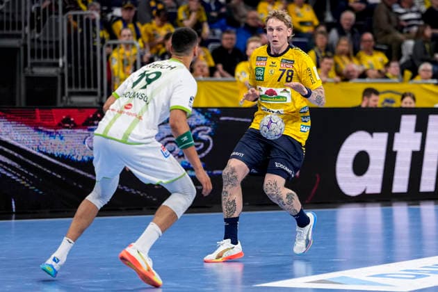 v.li.: Philipp Ahouansou (HSG, 19), Edwin Aspenbäck (RNL, 78), Zweikampf, Spielszene, Duell, duel, tackle, tackling, Dynamik, Action, Aktion, 28.03.2026, Mannheim (Deutschland), Handball, Bundesliga, Rhein-Neckar Löwen - HSG Wetzlar