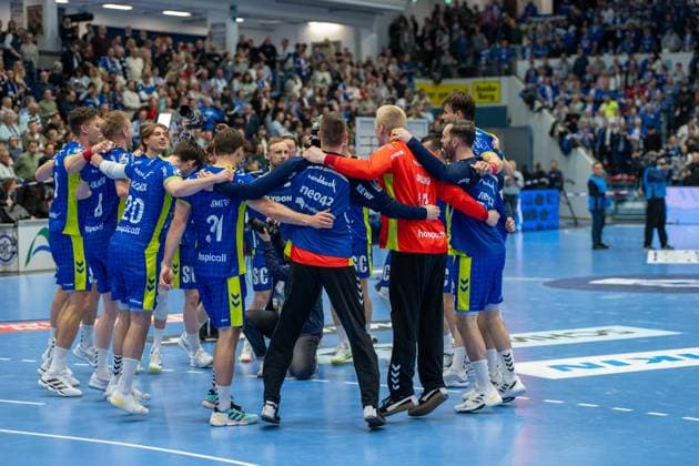 Die Spieler feiern den Sieg,VfL Gummersbach vs. TSV Hannover-Burgdorf, Daikin Handball Bundesliga, Herren , 26. Spieltag, 28.03.2026 Gummersbach NRW Deutschland