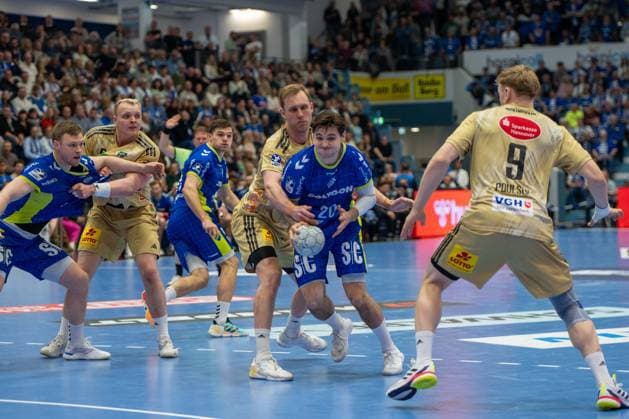 Ludwig Hallbaeck, Rueckraum, (VfL Gummersbach 20), Vilhelm Poulsen, Rueckraum, (TSV Hannover-Burgdorf 9),Marian Michalczik, Rueckraum, (TSV Hannover-Burgdorf 22),Justus Fischer, Kreislaeufer, (TSV Hannover-Burgdorf 54),VfL Gummersbach vs. TSV Hannover-Burgdorf, Daikin Handball Bundesliga, Herren , 26. Spieltag, 28.03.2026 Gummersbach NRW Deutschland