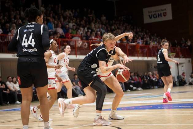 Alyssa Brown (Nr 44 Luchse), Leonie Kambach (Nr 66 Luchse) verdeckt Kennedy Dickie (Nr 1 Panthers) - GiroLive Panthers Osnabrück 59:81 TK Hannover Luchse - 1. DBBL 22. Spieltag 28.03.2026 GiroLive Panthers Osnabrück gegen TK Hannover Luchse