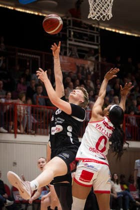 Leonie Kambach (Nr 66 Luchse), Taylor Valladay (Nr 0 Panthers) - GiroLive Panthers Osnabrück 59:81 TK Hannover Luchse - 1. DBBL 22. Spieltag 28.03.2026 GiroLive Panthers Osnabrück gegen TK Hannover Luchse