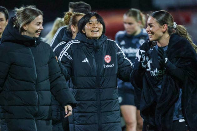 Köln, Deutschland: 28. März 2026 - 1. Frauen Bundesliga - 22. Spieltag - 1. FC Köln Frauen vs. Eintracht Frankfurt Frauen Im Bild: v.li. Nina Lührßen Luehrssen (SGE), Remina Chiba (SGE) und Ereleta Memeti (SGE) beim Abschlussjubel nach dem Auswärtssieg gegen Köln Copyright: HMBxMedia MadeleinexFantini