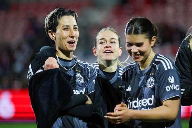 Köln, Deutschland: 28. März 2026 - 1. Frauen Bundesliga - 22. Spieltag - 1. FC Köln Frauen vs. Eintracht Frankfurt Frauen Im Bild: v.li. Sara Doorsoun (SGE), Nadine Riesen (SGE), Noemi Ivelj (SGE) beim Abschlussjubel nach dem Auswärtssieg gegen Köln Copyright: HMBxMedia MadeleinexFantini