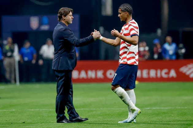 Soccer International Friendly, LÃ¤nderspiel, Nationalmannschaft - USA vs Belgium Head coach Mauricio Pochettino (L) of the USA talks with Malik Tillman (R) of the USA at a hydration break during the international friendly match between the USMNT and Belgium in Atlanta, USA, 28 March 2026. ATLANTA GEORGIA United States  Copyright: xERIKxS.xLESSERx