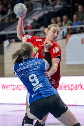 Handball Bundesliga Frauen,HBF, Saison 2025 2026 SV Union Halle-Neustadt vs.HSG Blomberg-Lippe Halle, Deutschland 28.Maerz 2026: Im Bild:v. li. im Zweikampf Nieke Kühne Kuehne (Blomberg) und Lea Gruber (Halle) Halle Saale SWH Arena Sachsen-Anhalt Deutschland