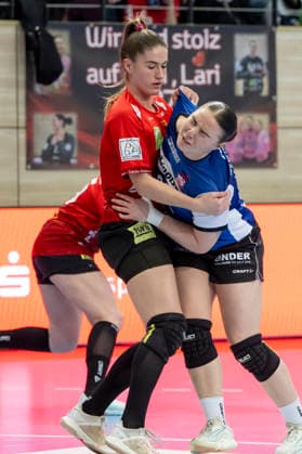 Handball Bundesliga Frauen,HBF, Saison 2025 2026 SV Union Halle-Neustadt vs.HSG Blomberg-Lippe Halle, Deutschland 28.Maerz 2026: Im Bild:v. li. im Zweikampf Tabea Wipper (Halle) und Elin Magnusdottir (Blomberg) Halle Saale SWH Arena Sachsen-Anhalt Deutschland