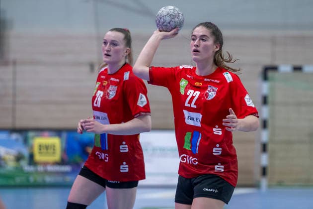Handball Bundesliga Frauen,HBF, Saison 2025 2026 SV Union Halle-Neustadt vs.HSG Blomberg-Lippe Halle, Deutschland 28.Maerz 2026: Im Bild:v.li.Cara Reuthal (Halle) und Tabea Wipper (Halle) mit Ball, Halle Saale SWH Arena Sachsen-Anhalt Deutschland