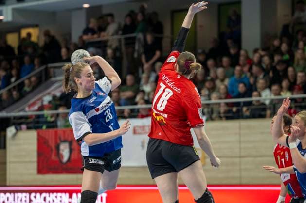 Handball Bundesliga Frauen,HBF, Saison 2025 2026 SV Union Halle-Neustadt vs.HSG Blomberg-Lippe Halle, Deutschland 28.Maerz 2026: Im Bild:v.li.Malin Sandberg (Blomberg) und Lucy Strauchmann (Halle) Halle Saale SWH Arena Sachsen-Anhalt Deutschland