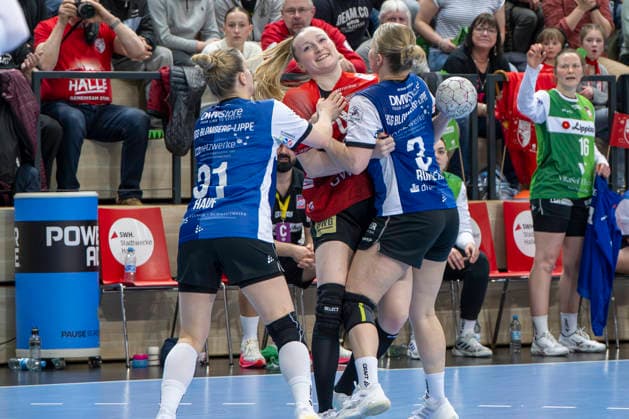 Handball Bundesliga Frauen,HBF, Saison 2025 2026 SV Union Halle-Neustadt vs.HSG Blomberg-Lippe Halle, Deutschland 28.Maerz 2026: Im Bild:v.li.Alexia Hauf (Blomberg), Cara Reuthal (Halle) und Laura Rueffieux (Blomberg) Halle Saale SWH Arena Sachsen-Anhalt Deutschland