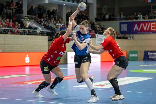 Handball Bundesliga Frauen,HBF, Saison 2025 2026 SV Union Halle-Neustadt vs.HSG Blomberg-Lippe Halle, Deutschland 28.Maerz 2026: Im Bild:v. li. im Zweikampf Lynn Molenaar (Halle), Andrea Jacobsen (Blomberg) und Marie Polakova (Halle) Halle Saale SWH Arena Sachsen-Anhalt Deutschland