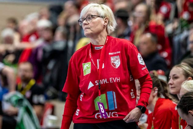 Handball Bundesliga Frauen,HBF, Saison 2025 2026 SV Union Halle-Neustadt vs.HSG Blomberg-Lippe Halle, Deutschland 28.Maerz 2026: Im Bild:Trainerin Ines Seidler (Halle) nachdenklich, grübelnd, gruebelnd, Halle Saale SWH Arena Sachsen-Anhalt Deutschland