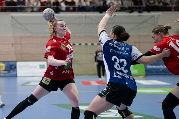 Handball Bundesliga Frauen,HBF, Saison 2025 2026 SV Union Halle-Neustadt vs.HSG Blomberg-Lippe Halle, Deutschland 28.Maerz 2026: Im Bild:v.li.Cara Reuthal (Halle) und Elin Magnusdottir (Blomberg) Halle Saale SWH Arena Sachsen-Anhalt Deutschland
