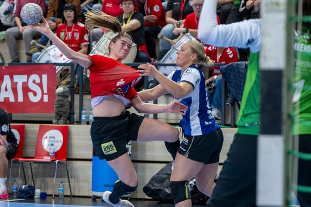 Handball Bundesliga Frauen,HBF, Saison 2025 2026 SV Union Halle-Neustadt vs.HSG Blomberg-Lippe Halle, Deutschland 28.Maerz 2026: Im Bild:v. li. im Zweikampf Tabea Wipper (Halle) und Judith Tietjen (Blomberg) Halle Saale SWH Arena Sachsen-Anhalt Deutschland