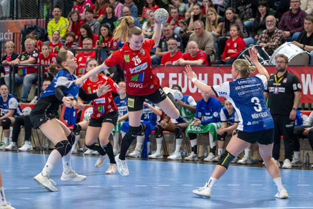 Handball Bundesliga Frauen,HBF, Saison 2025 2026 SV Union Halle-Neustadt vs.HSG Blomberg-Lippe Halle, Deutschland 28.Maerz 2026: Im Bild:v.li.Cara Reuthal (Halle) und Laura Rueffieux (Blomberg) Halle Saale SWH Arena Sachsen-Anhalt Deutschland