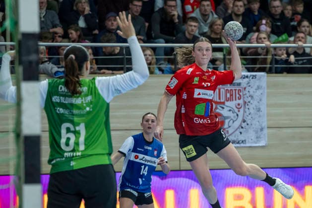 Handball Bundesliga Frauen,HBF, Saison 2025 2026 SV Union Halle-Neustadt vs.HSG Blomberg-Lippe Halle, Deutschland 28.Maerz 2026: Im Bild:v.li.Torhueterin Nicole Roth (Blomberg) und Emma Hertha (Halle) Halle Saale SWH Arena Sachsen-Anhalt Deutschland