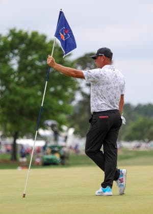 HOUSTON, TX - MARCH 28: Gary Woodland (USA) holds the putting flag at 18 green during the third round of the Texas Children s Houston Open on March 28, 2026, at Memorial Park Golf Course, Houston, Texas. (Photo by Leslie Plaza Johnson Icon Sportswire) GOLF: MAR 28 PGA, Golf Herren Texas Children s Houston Open EDITORIAL USE ONLY Icon2603281173