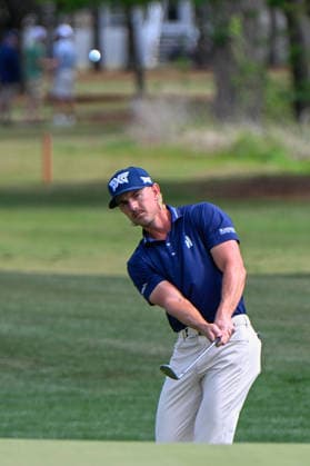 HOUSTON, TX - MARCH 28: Jake Knapp (USA) chips up on to 1 during the third round of the Texas Children s Houston Open on March 28, 2026, at Memorial Park Golf Course, Houston, Texas. (Photo by Ken Murray Icon Sportswire) GOLF: MAR 28 PGA, Golf Herren Texas Children s Houston Open EDITORIAL USE ONLY Icon2603280163