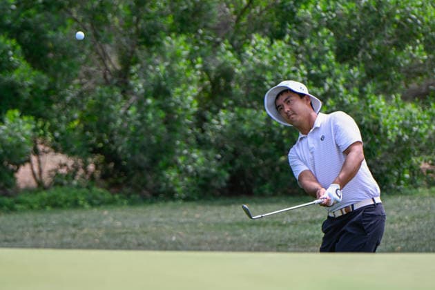 HOUSTON, TX - MARCH 28: Zecheng Dou (CHN) chips up on to 9 during the third round of the Texas Children s Houston Open on March 28, 2026, at Memorial Park Golf Course, Houston, Texas. (Photo by Ken Murray Icon Sportswire) GOLF: MAR 28 PGA, Golf Herren Texas Children s Houston Open EDITORIAL USE ONLY Icon2603280313