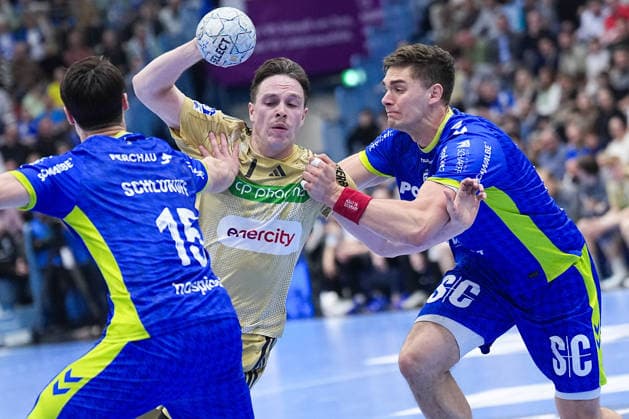 28.03.2026, xydrx, Handball, 1.HBL, VfL Gummersbach - TSV Hannover-Burgdorf, Schwalbe-Arena: Leif Tissier (TSV Hannover-Burgdorf 7) im Zweikampf gegen Miro Schluroff (VfL Gummersbach 15) und Stepan Zeman (VfL Gummersbach 66) Photo: xYannisxDreimannxPressefotoKochx Nordrhein-Westfahlen Deutschland