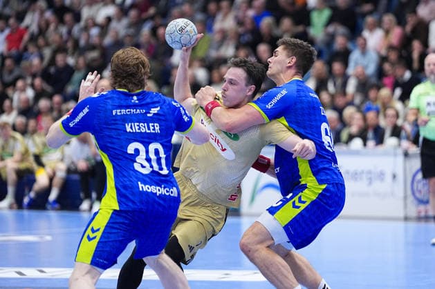 28.03.2026, xydrx, Handball, 1.HBL, VfL Gummersbach - TSV Hannover-Burgdorf, Schwalbe-Arena: Leif Tissier (TSV Hannover-Burgdorf 7) im Zweikampf gegen Tom Kiesler (VfL Gummersbach 30) und Stepan Zeman (VfL Gummersbach 66) Photo: xYannisxDreimannxPressefotoKochx Nordrhein-Westfahlen Deutschland