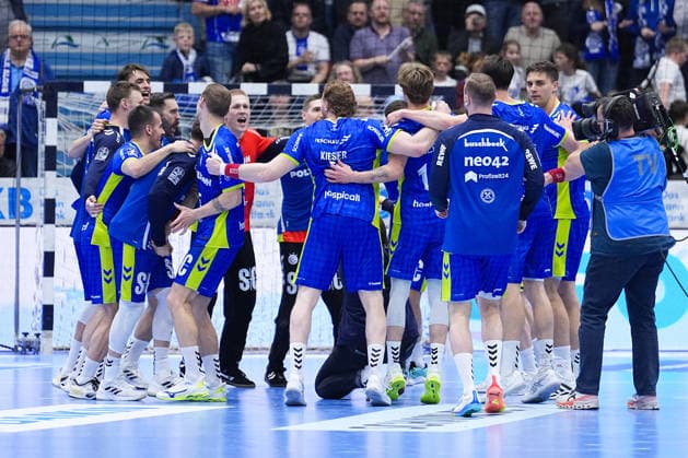 28.03.2026, xydrx, Handball, 1.HBL, VfL Gummersbach - TSV Hannover-Burgdorf, Schwalbe-Arena: Die Spieler des VfL Gummersbach freuen sich über den Sieg Photo: xYannisxDreimannxPressefotoKochx Nordrhein-Westfahlen Deutschland