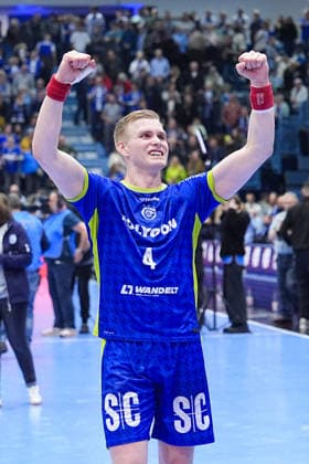 28.03.2026, xydrx, Handball, 1.HBL, VfL Gummersbach - TSV Hannover-Burgdorf, Schwalbe-Arena: Ellidi Vidarsson (VfL Gummersbach 4) bejubelt den Sieg Photo: xYannisxDreimannxPressefotoKochx Nordrhein-Westfahlen Deutschland
