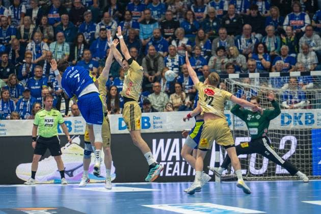 Julian Koester, Rueckraum, (VfL Gummersbach 7), Marian Michalczik, Rueckraum, (TSV Hannover-Burgdorf 22),Joel Birlehm, Torwart, (TSV Hannover-Burgdorf 35),VfL Gummersbach vs. TSV Hannover-Burgdorf, Daikin Handball Bundesliga, Herren , 26. Spieltag, 28.03.2026 Gummersbach NRW Deutschland