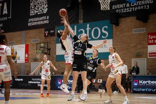 Taylor Valladay ( Nr 0 Panthers), Maira Banko ( Nr 11 Luchse) - GiroLive Panthers Osnabrück 59:81 TK Hannover Luchse - 1. DBBL 22. Spieltag 28.03.2026 GiroLive Panthers Osnabrück gegen TK Hannover Luchse