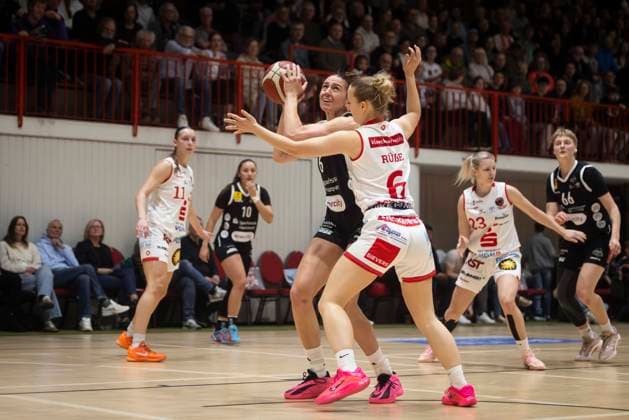Marie Reichert ( Nr 6 Luchse), Lilly Rüße ( Nr 6 Panthers) - GiroLive Panthers Osnabrück 59:81 TK Hannover Luchse - 1. DBBL 22. Spieltag 28.03.2026 GiroLive Panthers Osnabrück gegen TK Hannover Luchse