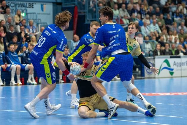 Tom Kiesler, Rueckraum, (VfL Gummersbach 30), Julian Koester, Rueckraum, (VfL Gummersbach 7), August Baskar Pedersen, Aussen, (TSV Hannover-Burgdorf 17),VfL Gummersbach vs. TSV Hannover-Burgdorf, Daikin Handball Bundesliga, Herren , 26. Spieltag, 28.03.2026 Gummersbach NRW Deutschland