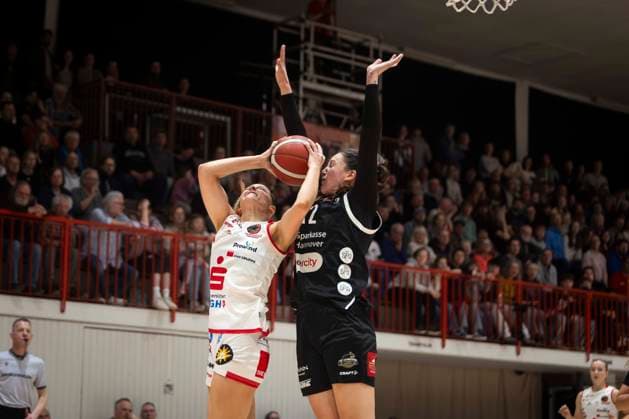Kennedy Dickie ( NR 1 Panthers), Rowena Jongeling ( Nr 12 Luchse) - GiroLive Panthers Osnabrück 59:81 TK Hannover Luchse - 1. DBBL 22. Spieltag 28.03.2026 GiroLive Panthers Osnabrück gegen TK Hannover Luchse