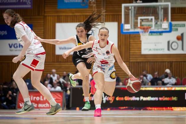 Meret Rahel Wellmann ( Nr 5 Luchse, in schwarz), Lilly Rüße (Nr 6, Panthers, in weiß ) - GiroLive Panthers Osnabrück 59:81 TK Hannover Luchse - 1. DBBL 22. Spieltag 28.03.2026 GiroLive Panthers Osnabrück gegen TK Hannover Luchse
