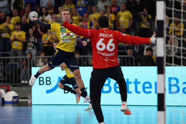 Torwurf von Mathias Larson (Rhein Neckar Loewen, 4) gegen Karim Hendawy (HSG Wetzlar, 66) GER, Rhein Neckar Loewen gegen HWG Wetzlar, Handball, 1.Bundesliga, 26.Spieltag Spielzeit 2025 2026, 28.03.2026 GER, Rhein Neckar Loewen vs. HWG Wetzlar, 1.Bundesliga, 26.Spieltag, Spielzeit 2025 2026, 28.03.2026 Mannheim Copyright: xEibner-Pressefoto JoergxHirschx EP_JHH