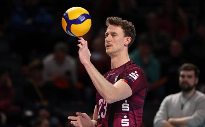 Florian Lüddemann jongliert mit dem Ball Aktion Oberkörper Volleyball Bundesliga Playoff Viertelfinale Herren Saison 2025 2026 28.03.2026 BR Volleys Berlin BRV vs Netzhoppers KW Königswusterhausen
