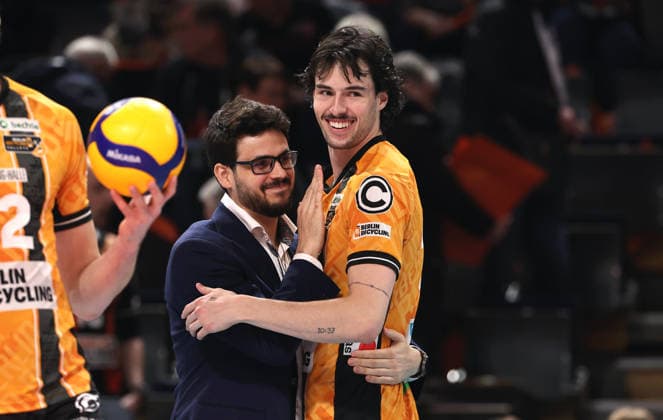 Trainer Alexandre Leal lacht und umarmt Nolan Flexen Aktion Oberkörper Volleyball Bundesliga Playoff Viertelfinale Herren Saison 2025 2026 28.03.2026 BR Volleys Berlin BRV vs Netzhoppers KW Königswusterhausen