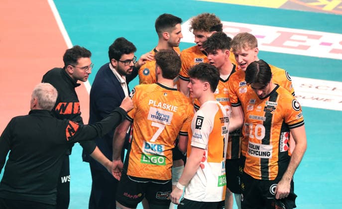 BR Volleys Mannschaftskreis vor Spielbeginn beim einschwören, Ritual Volleyball Bundesliga Playoff Viertelfinale Herren Saison 2025 2026 28.03.2026 BR Volleys Berlin BRV vs Netzhoppers KW Königswusterhausen